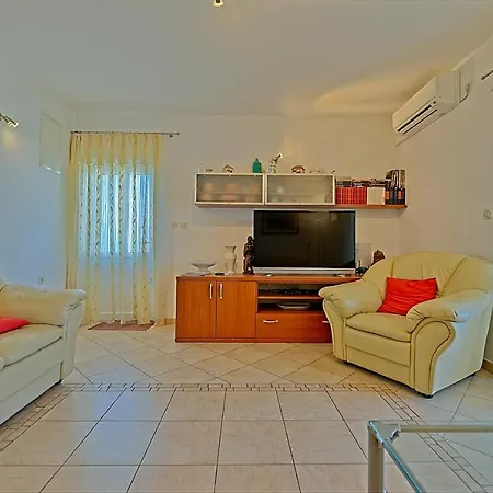 Nela Apartment Postira