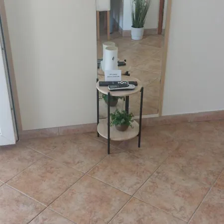 Nela * Postira